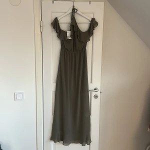 Lång klänning  - Helt ny långklänning från h&m. Färgen är olivgröna och lite åt det grå. 