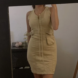 Klänning - Super snygg klänning, köpt på humana, den är unik och har fina detaljer, säljer då den aldrig kommer till användning längre🥰