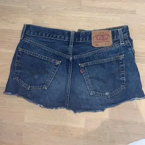 Skitsnygga Levis jeansshorts i modellen 501, pris kan diskuteras