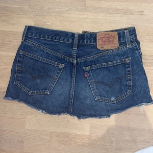 Levis jeansshorts  - Skitsnygga Levis jeansshorts i modellen 501, pris kan diskuteras