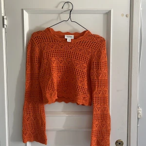 Virkad orange tröja från Monki. - Orange virkad tröja, storlek xs. Märke Monki. 