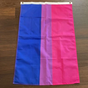 Bi Prideflagga - Bra skick, längden är 95 cm och bredden är 62 cm.