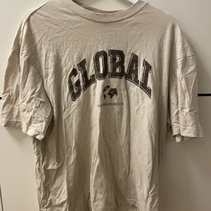 Tshirt med tryck - Fin beige tshirt med tryck. Fint skick!
