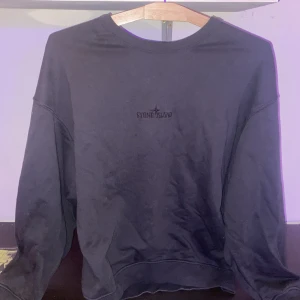 Stone Island Crewneck - Köpt på NK, kvitto finns plus bevis på hemsidan finns. Använd 5 gånger sparsamt, tvättad en gång i fintvätt 30°. Storlek M. Fler bilder kan fås.