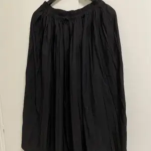 En svart och väl använd kjol.