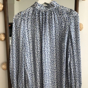 Blus blommig  - Nytt skick🦋