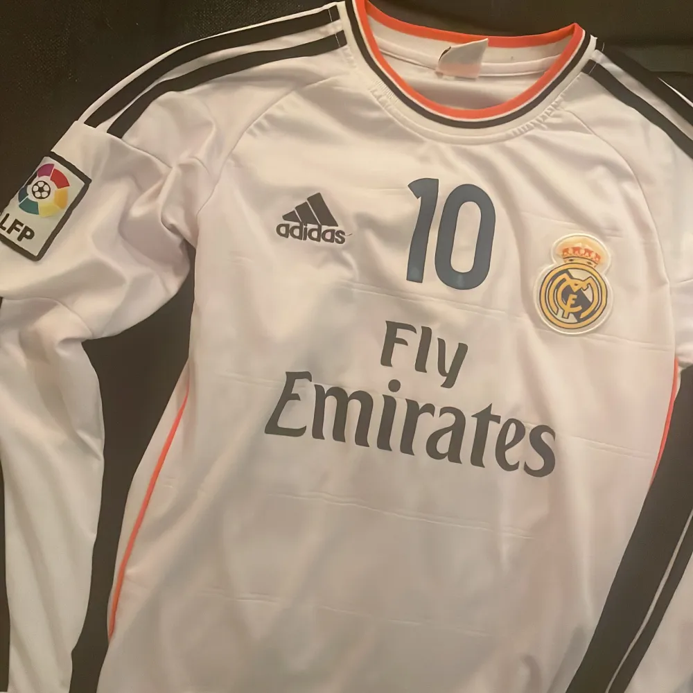 Säljer min äldre real Madrid tröja med özil på ryggen. T-shirts.