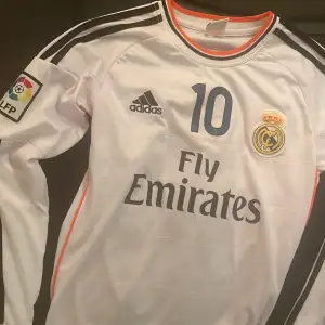 Säljer min äldre real Madrid tröja med özil på ryggen