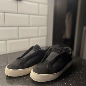 Arigatos 360 - Ett par rätt så fräscha skor till vintern/hösten, dem är i rätt så bra skick! Har inte OG alls💯storlek 41/42. Jag säljer dom eftersom jag har köpt nya skor och dem är verkligen trendiga just nu!