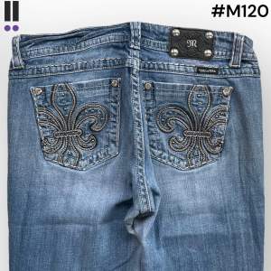 MissMe jeans i model Easy Boot 💜 Tag 32W 💜Midja (rakt över) 42cm 💜 Innerben 74cm 💜 Ytterben 101cm 💜 Benöppning 23cm 💜 Små fläckar på framsidan 💜Våra mått blir W=33, L=29 💜 Men jämför alltid måtten💜M120