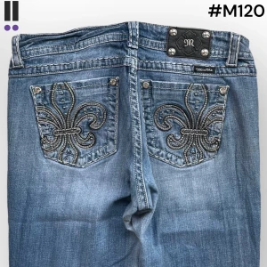 M120 lågmidjade bootcut missme jeans  - MissMe jeans i model Easy Boot 💜 Tag 32W 💜Midja (rakt över) 42cm 💜 Innerben 74cm 💜 Ytterben 101cm 💜 Benöppning 23cm 💜 Små fläckar på framsidan 💜Våra mått blir W=33, L=29 💜 Men jämför alltid måtten💜M120