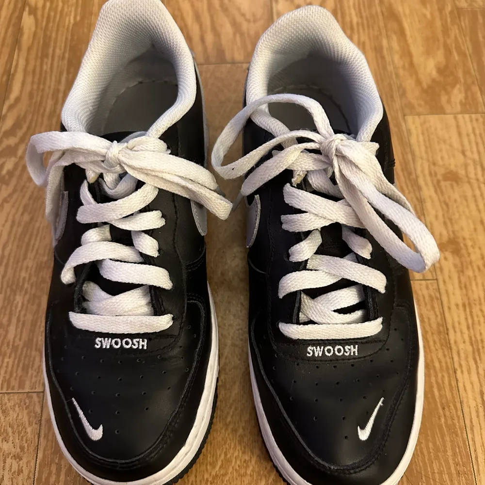 Nike air sneakers i storlek 36. Använda men i väldigt fint skick. Finns att hämta i Eskilstuna annars står köparen för frakten. . Skor.