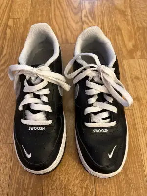 Nike air sneakers i storlek 36. Använda men i väldigt fint skick. Finns att hämta i Eskilstuna annars står köparen för frakten. 