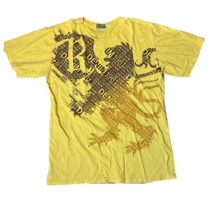 Gul T-shirt med tryck - Cool T-shirt med tryck! Inte sätt några defekter. Strlk XL