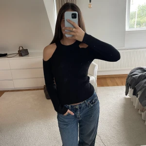 Svart topp - Svart topp men skurning vid axlarna💖