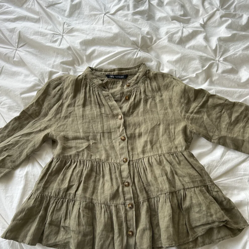 Super söt militärgrön långärmad tröja från zara! Köptes innan sommaren för ca 400 kr och nästan aldrig använd🔥💕. Tröjor & Koftor.