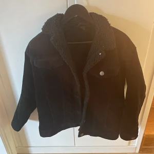 Manchester jacka - Manchester jacka från monki i storlek xxs. Bra skick!