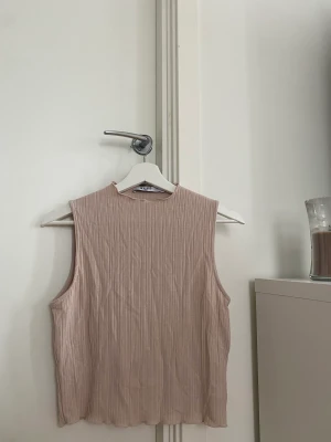 Topp NAKD - Beige ärmlös topp från NAKD