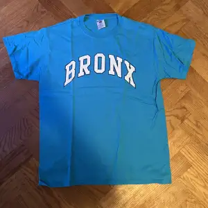 Säljer en Bronx Tshirt me snyggt tryck! Perfekt till höst och släpper billigt. Inga stora fläckar eller hål! Inte använd många gånger!  Fler bilder i DM!