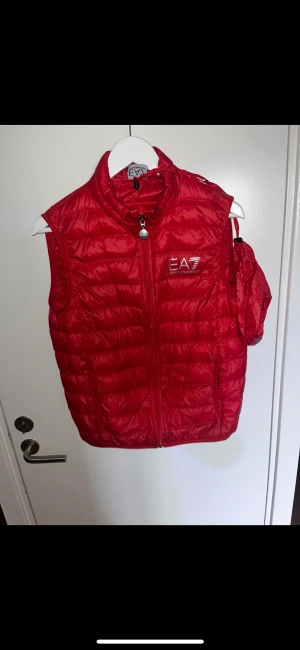 Ea7 Armani väst  - Säljer min väst då jag har vuxit ur den. Fint skick inte trasig