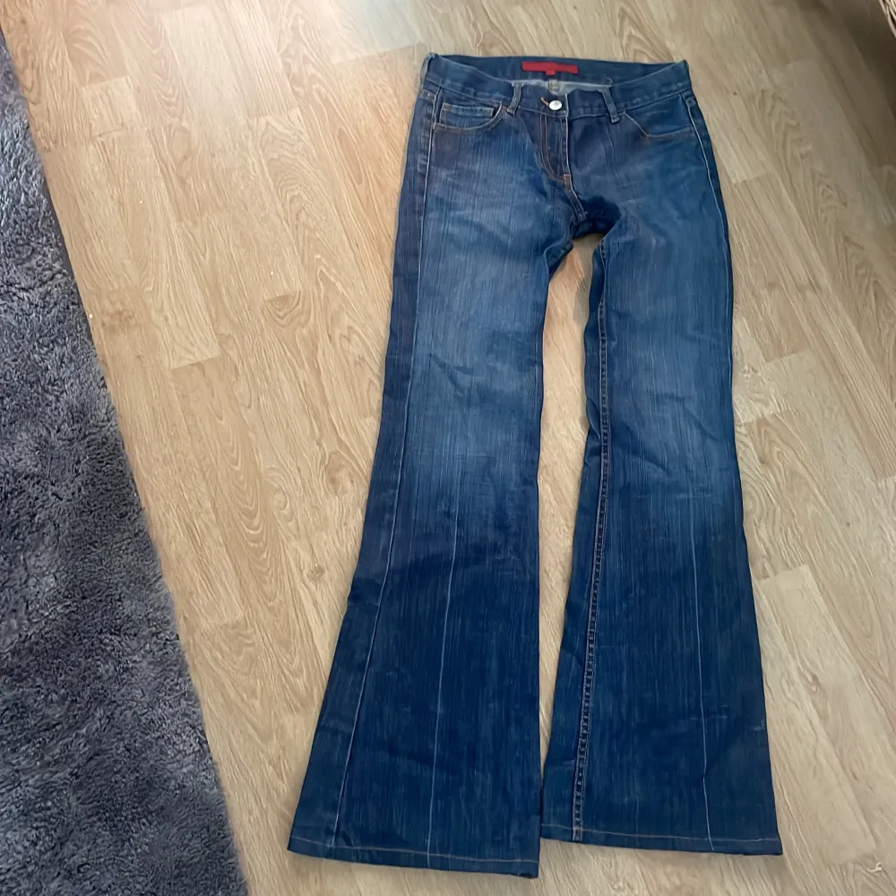 Säljer dessa skitsnygga lågmidjade bootcut jeans då dom tyvärr är för små för mig,säljer för 299+frakt. Jeans & Byxor.