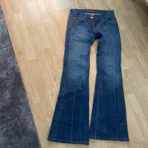 Säljer dessa skitsnygga lågmidjade bootcut jeans då dom tyvärr är för små för mig,säljer för 299+frakt