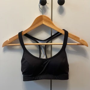 Sport bh - Säljer min sport bh från champion, det är i jätte bra sick och är jätte skön💕