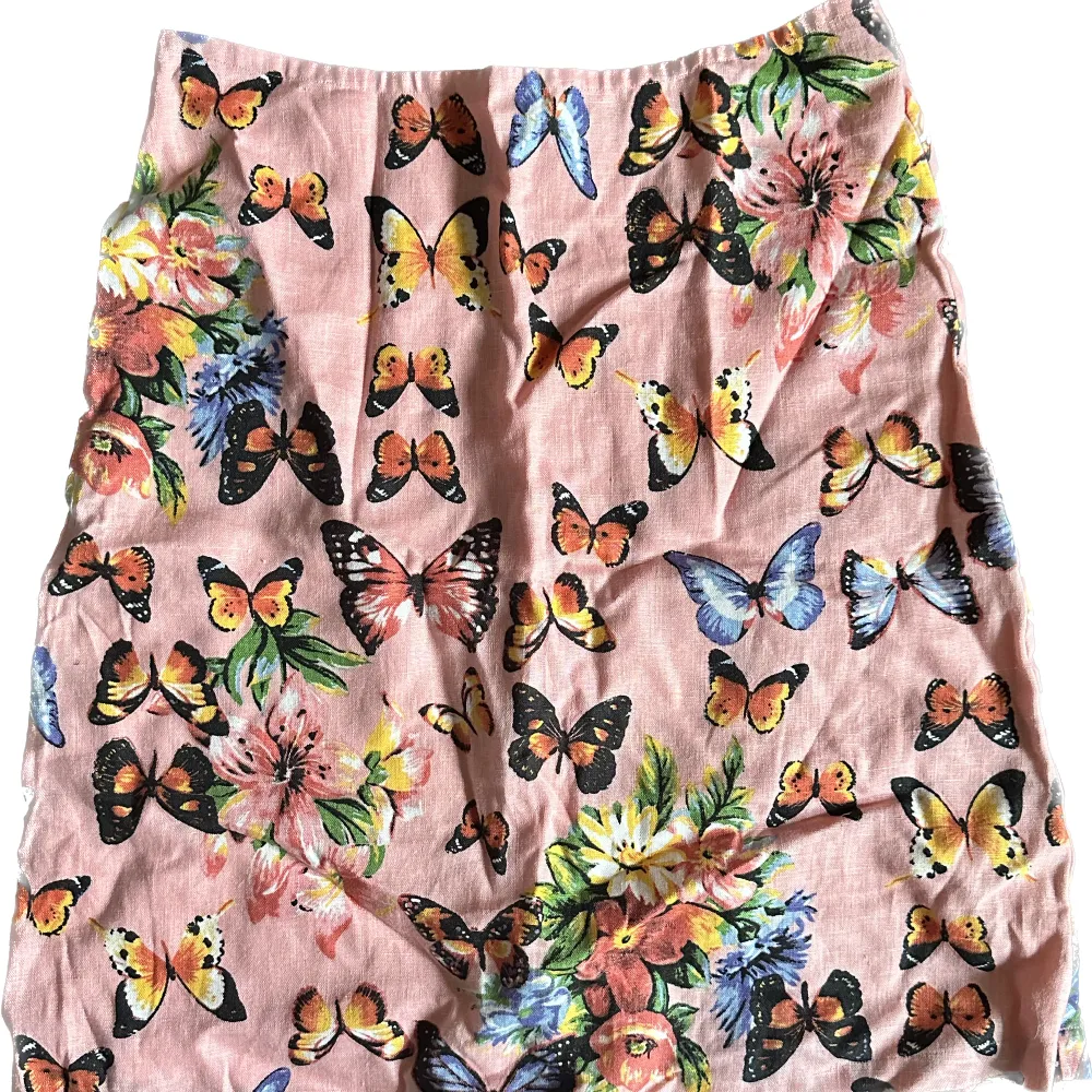 Vintage kjol med fjärilar från BikBok. Materialet är typ lite linne-aktigt. Skitsnygg att ha lågmidjad!. Kjolar.