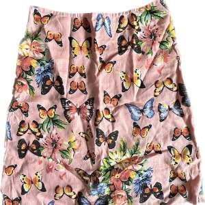 Vintage kjol med fjärilar från BikBok. Materialet är typ lite linne-aktigt. Skitsnygg att ha lågmidjad!