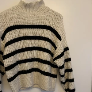 Stickad tröja - Stickad tröja från hm. Super varm och mysig! Storlek xs men passar mig som är en S! Skicka för fler bilder🌼