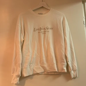 Tröja  - Tröja i storlek small. Okej skick då ej är använd men haft ett tag. Säljes pågrund av ej använder. 