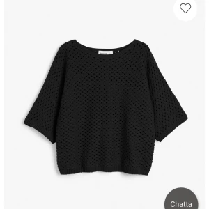 Svart stickad t-shirt - Oanvänd stickad hålig t-shirt, supersnygg och i nyskick! Använd gärna köp nu💗