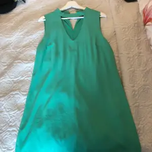 Jätte fin grön klänning från new yorker. Köpt för inte så länge sen. Men ändå inte använd så mycket. Inga defekter 💕