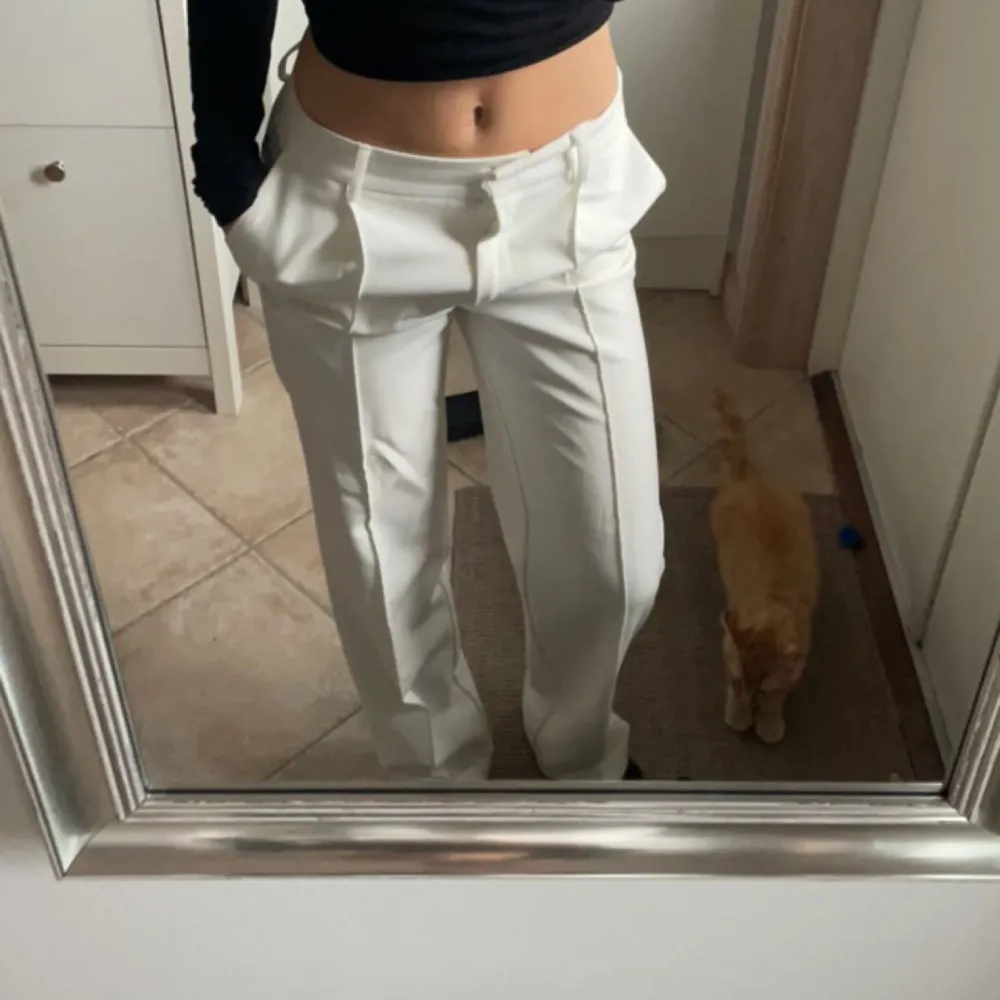 Ett par vita kostymbyxor från Hanna Schönbergs kollektion med Nakd. Storlek 34 men passar som en 36. Midjan är medelhög. . Jeans & Byxor.