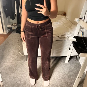 ÄKTA JUICY COUTURE - Säljer mina bruna Juicy då de blivit för stora 🤎 Jätte fina, sparsamt använda. 💪🏽 Org pris 1,200 kr 🤎 Sthl M 😊