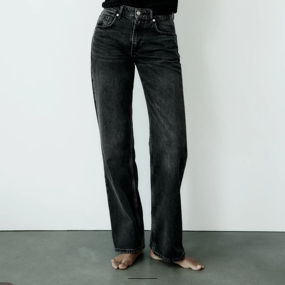säljer dom populära jeansen från zara, breda och raka vid benen. Lågmidjade. Klippta så passar 165-168 ish. annars nyskick. Jeans & Byxor.