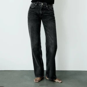 zara jeans - säljer dom populära jeansen från zara, breda och raka vid benen. Lågmidjade. Klippta så passar 165-168 ish. annars nyskick