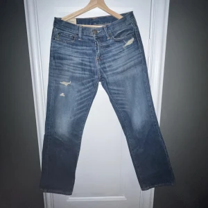 Abercrombie & Fitch Jeans - Abercrombie & Fitch Straight Leg Jeans // Skick: 9/10 // Köpte men använda aldrig men ser lite använda ut, men inget stort // Skriv vid frågor