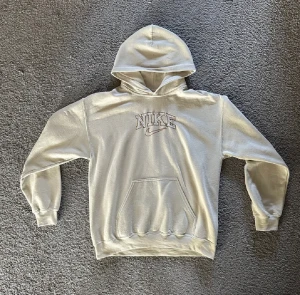 Vintage Nike hoodie  - NIKE Vintage tröja som behöver ny ägare då den är för liten för mig. Knappt använd. Fits TTS. Tveka inte att höra av dig vid frågor eller fler bilder😄🤝