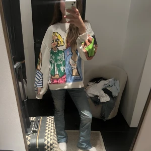 Snygga jeans  - Super snygga bootcut jeans! Passsr mig bra i längden som är 165 men är stretchiga i matrialet och har även resor i midjan så kan anpassas💗