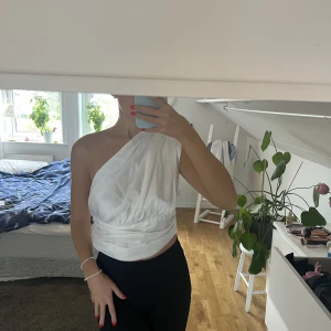 Vit topp - Vit topp från nakd, one shoulder