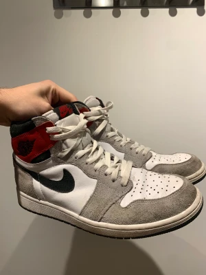 Jordan 1 Highs - Feta skor som jag har använt extremt mycket men står bara på hyllan nu, vill bara släppa dom, köpt av en kille som vann raffel när de släpptes, ingen låda kvar