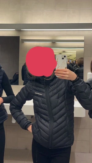 Peak jacka  - Jag tänkte sälja min favorit jacka nu då den inte kommer till så mycket användning längre tyvärr, och vill köpa en tjockare nu till vintern. Den är i jätte bra skick och köptes förra vintern💗 storleken är xs men skulle säga att den passar en s oxå🥰