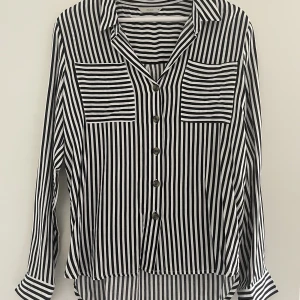 Randig blus - Svart och vit randig blus. Aldrig använd.