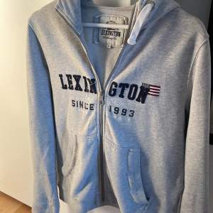 Hej säljer denna fina och sköna hoodie från Lexington 🤍Storlek M men passar också S 💘 Köpte den för tre veckor sedan och har använt den en gång 💞 (två jättesmåhål på ena armen, skriv privat för fler bilder 💓)