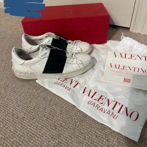 Valentino garavani - Ett par väldigt fina valentino garavani skor. Skicket är 8/10. Det är storlek 41 men passar 42. Kontakta vid frågor eller minsta lilla fundering.