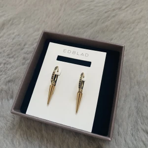 Edblad örhängen  - Jag kollar intresset på dessa sjuuukt fina örhängen från Edblad!💓 Skicket är super bra, använda max 2 gånger!! Säljer då jag inte använder guld smycken❤️Nypris är 449 och ja säljer för 300 då dom är som nya! Tveka inte om du har frågor eller funderingar 