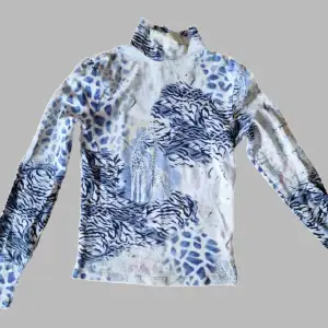 Superfin långärmad tröja med unikt mönster. Finns ett pyttelitet, omärkbart hål.