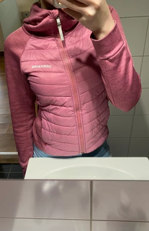 Didriksons Jacka - En vårjacka från didriksons, andvänd ett fåtal gånger. Fint sick inga fläckar eller liknande. Sömmen har gått upp lite på bild 2. Storlek 150. Tveka inte att höra av dig om du undrar över något!