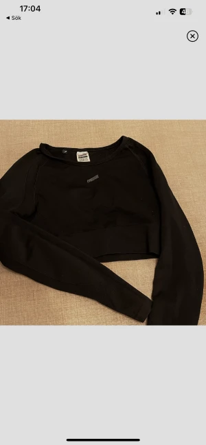 Gymshark  - Gymshark Tröja i svart i storlek S. Tröjan är inte knopprig, bilen som är orättvis !!